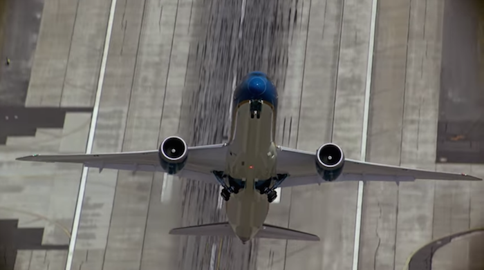 OneMileataTime's tweet image. Watch A Boeing 787 Being Flown Like A Fighter Jet - bit.ly/1FObwAM
