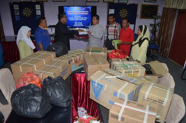 Pengarah <a href="/JAPENPERLIS/">Jabatan Penerangan Negeri Perlis</a> serah bantuan berupa Pakaian utk Pelarian Rohingya dr K1M pd SetiausahaPoltikMB <a href="/PerlisMB/">Azlan Man</a> #JP10