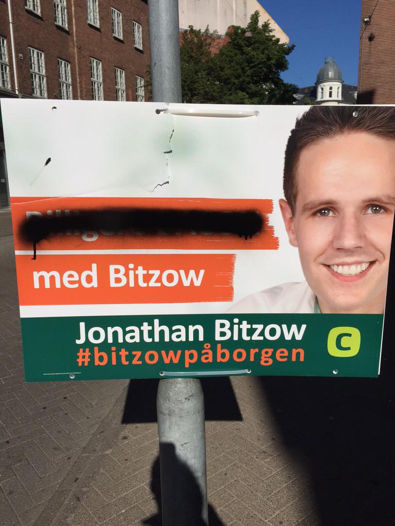 JBitzow's tweet photo. Tag dog dialogen i stedet. Det andet er respektløst. #fynpol #BitzowPåBorgen #RespektForDemokrati http://t.co/zhMVM8JDeO