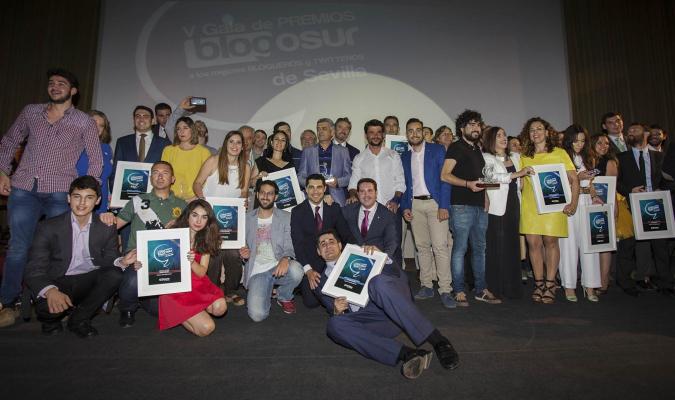 elcorreoweb's tweet photo. Todas las imágenes de los premiados en la #vGalaBlogosur http://t.co/GDGMAPTAYr | #Sevillahoy @Blogosur @pepoherrera http://t.co/b9MHbI5B6k