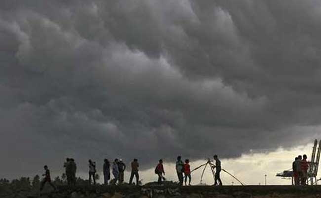 ndtv's tweet photo. Meteorological department confirms arrival of monsoon in Mumbai http://t.co/vEhfl9zyon