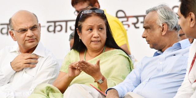 ETPolitics's tweet photo. Shakuntala D #Gamlin to continue as power secy in LG Najeeb #Jung-CM Arvind #Kejriwal turf war http://t.co/RLGWyVaueH http://t.co/bEwRicgipp