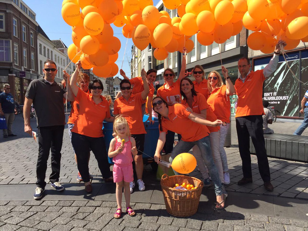 AukjeVlaanderen's tweet photo. #smallsteps; mandarijnen, ballonnen, flyers, windmolentjes uitdelen op de markt in DenBosch! #smallstepstrakteert http://t.co/AItIY7vpJj