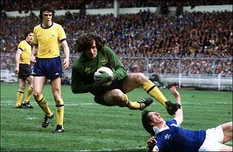  Happy Birthday to Bobby Gould and the legend that is Pat Jennings. 
