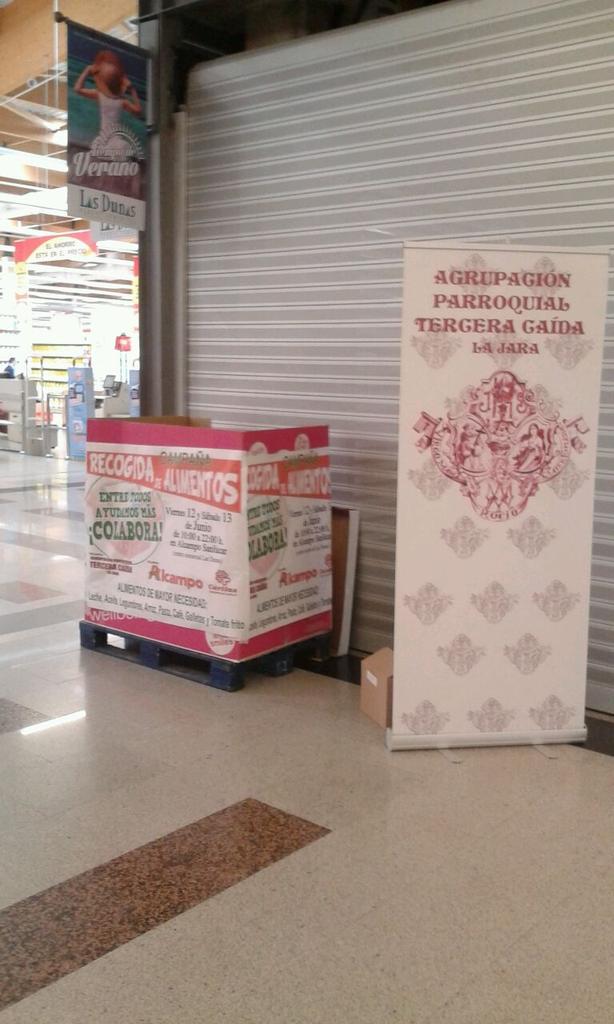 terceracaidasan's tweet photo. Comenzamos con la recogida de alimentos para las familias más necesitadas. Colabora por una buena causa http://t.co/4D6gzQoSF9