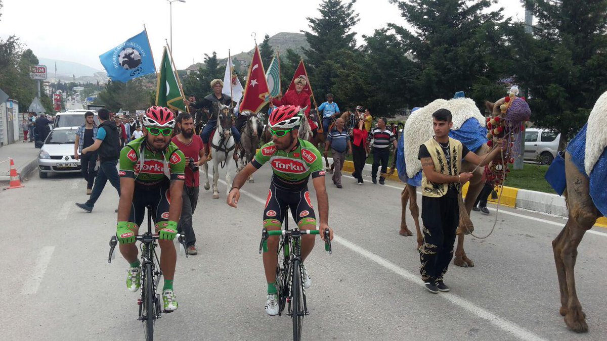 TeamKonya's tweet photo. Festival ve bisiklet 👍🚴🏽🚴🏽🚴🏽@iaksoy1989 @fatihk_42 @torkucikolata @tourofturkey @MehmetBykar @SalcanoBisiklet http://t.co/5yGsDNSrUi