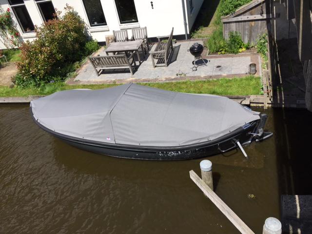 In #Zaandan bij <a href="/DZeilmakerij/">Dekker Zeilmakerij</a> een kap op een Seafury 650 geplaatst.