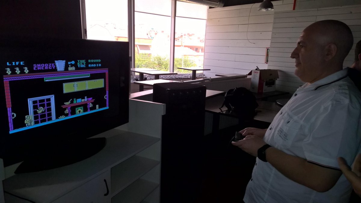 Adonias8bits's tweet photo. Encuentros felices en @RetroMadridDays: @Rafa_el_Chef de @TopoSoft_org enredando con @sinclairzxvega http://t.co/GeHMj9BvNy