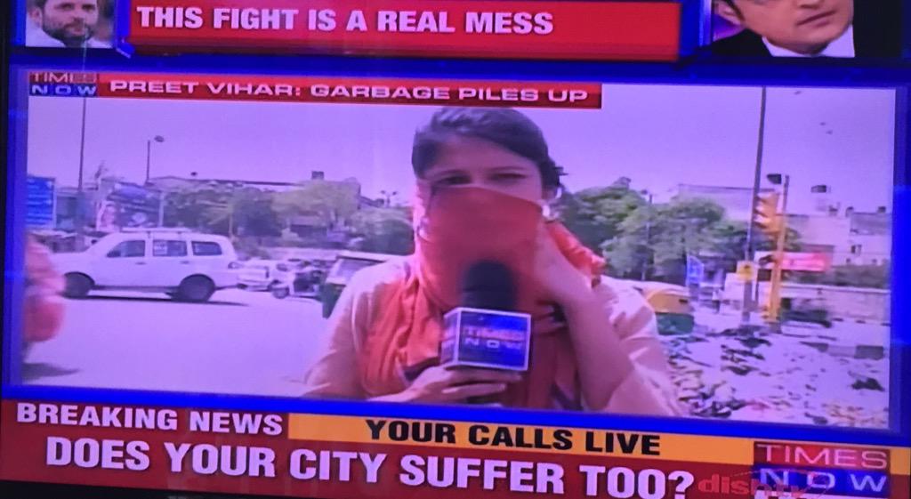 devyanidilli's tweet photo. Journo was doig fine. Thn studio said "It must b diffclt4 u too"
She coverd her nose😳
#GarbageBattle #BlowToKejri420 http://t.co/yGAPKZDoZ6