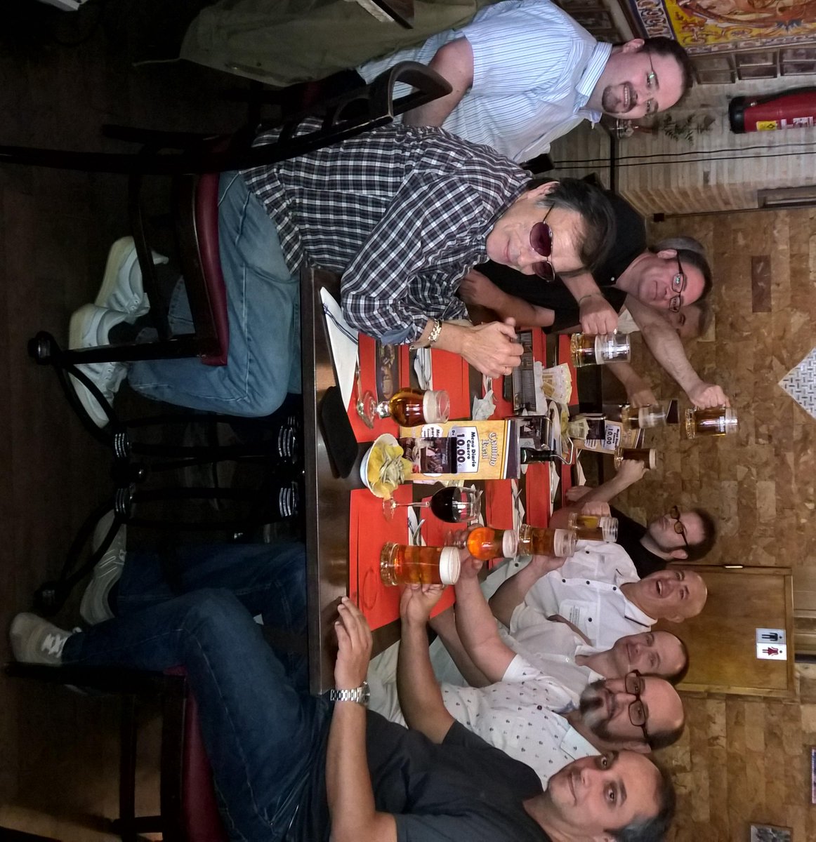 Adonias8bits's tweet photo. Encuentros felices en @RetroMadridDays Si alguna foto sale boca abajo, es porque #LitrosDeAlcoholCorrenPorSusVenas :P http://t.co/ygJFS4L6uC