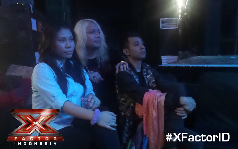 Peserta difoto ini lg liat apa ya? yuk ke Google+ > dld.bz/XFIonGplus u/ update terbaru #XFactorID <a href="/OfficialRCTI/">RCTI</a>