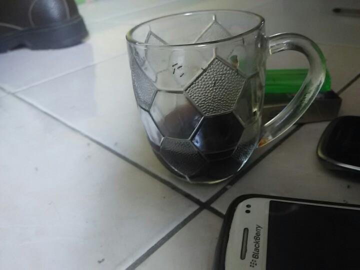 SiDodoe's tweet photo. ;) RT @5TADv Bahagia itu sederhana.. Ngopi bareng semut http://t.co/uXzMcQLSWC