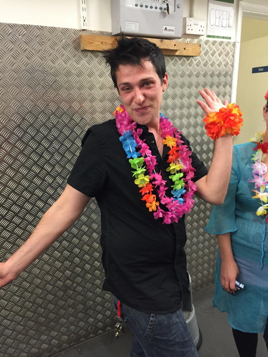 Witneyexpress's tweet photo. Carl our lovely Hula Hula DM! 😍 @jaylloydie @Doyle123mac http://t.co/ABcczgq4Im
