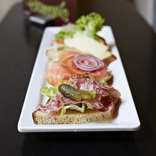 cynthiabarcomi's tweet photo. Gleich geht eine Lieferung #Barcomis #Catering raus! Open Sandwich gefällig? #FoodFriday http://t.co/NHw4DezeCc