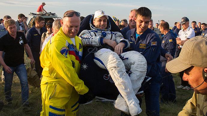 The_Tens's tweet photo. RT @RT_com: Welcome Home: Astronauts from Intl Space Station land back on Earth (VIDEO) http://t.co/LFnGIiDELf http://t.co/F6kflFJW3F