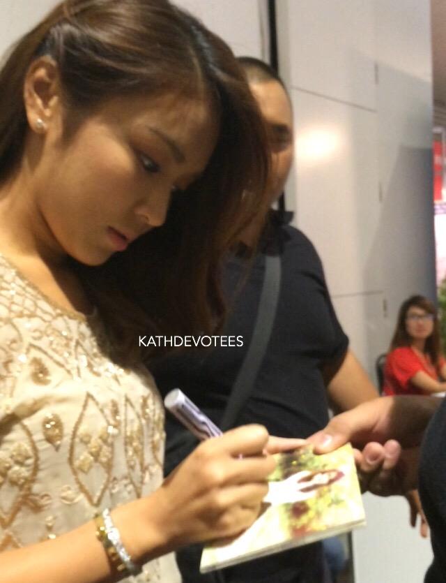 KathDevotees's tweet photo. While on her way to the RBX booth, she stopped to sign an album. ❤️ #MeetAndGreetTeenQueenAtSMX http://t.co/JD6SIikgdd