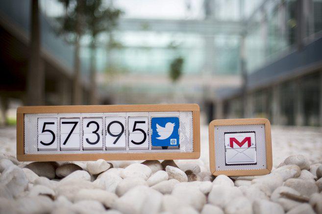 disruptoresee's tweet photo. El contador retro para presumir de 'Me gustas' y retuits http://t.co/tN2wewEsfE @MIOTtech  #innovacion #socialmedia http://t.co/Wo5CqlelZh