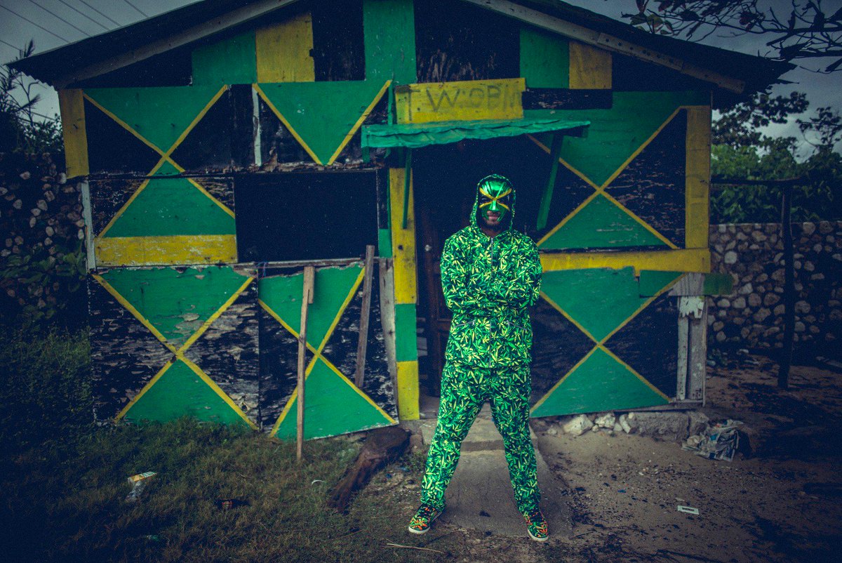 marsimoto's tweet image. Happy Release Day to me !!! Das geilste Album des Universums ist draußen !!! 💚 ♫ Green iTunes: sny.ms/Green_iTunes