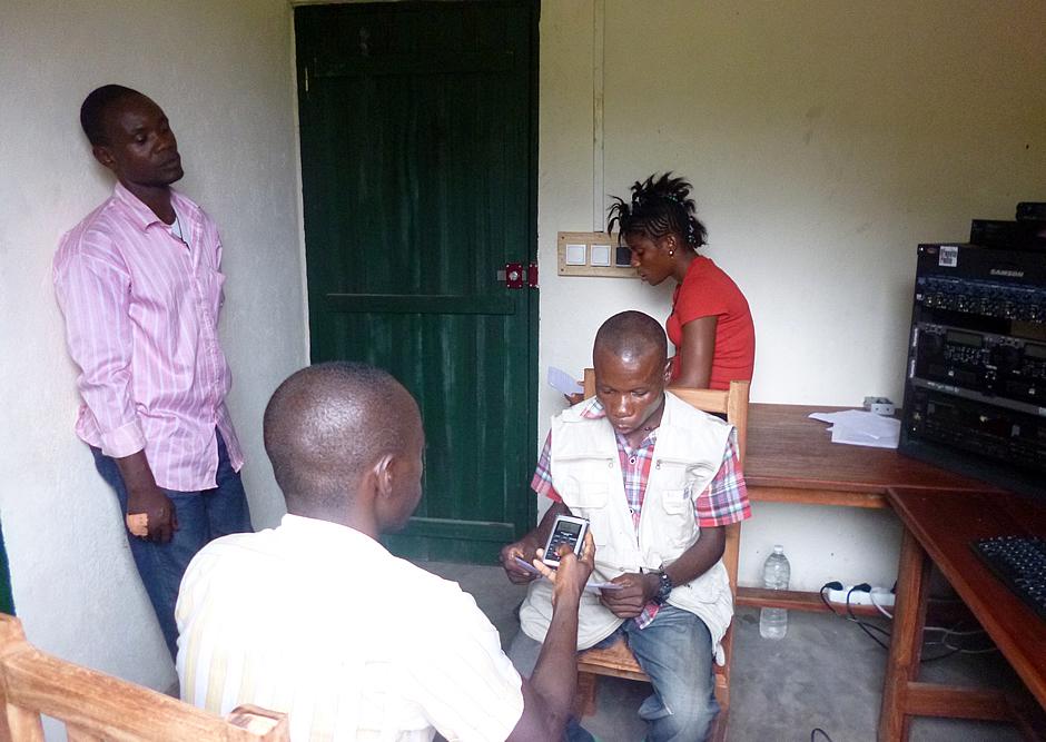 Des photos en direct de #Bayanga en #Centrafrique où la formation des membres de #RadioNdjoku continue !