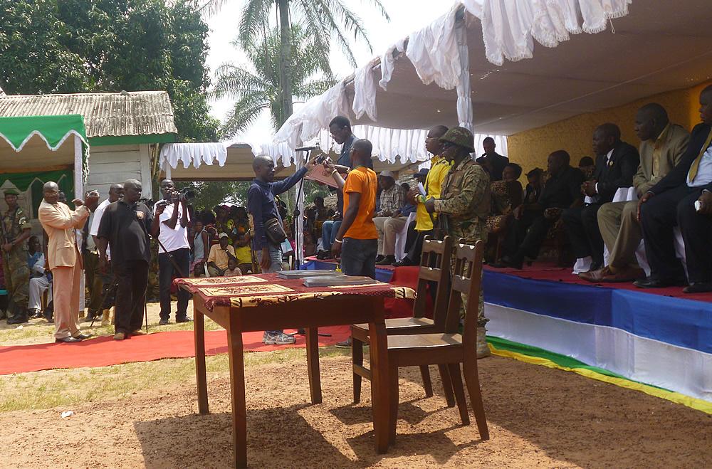 🔉 Prosper, journaliste de #RadioNdjoku (en orange) enregistre le discours du Premier Ministre Centrafricain, #Bayanga