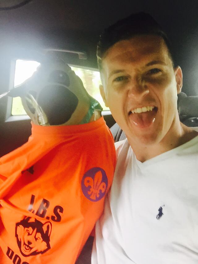 LukeAnsell1's tweet photo. En route to @UKSE7ENS #Newquay7s with the #LBSDogs @LymoBoyScouts mascot reppin the tour shirt #3HoursToGo #DYBDYB ๐ฒ๐ผ http://t.co/TkAoDUkRy5