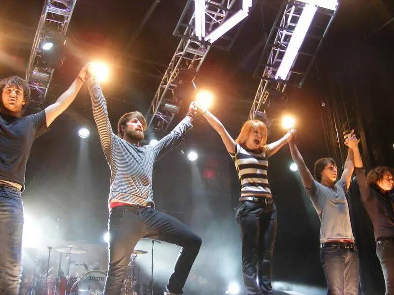 ParamoreMayFire's tweet image. With this album I meet @paramore wow 8 years? I can't believe, the life moves pretty fast 😭 #8YearsOfRiot #RIOT