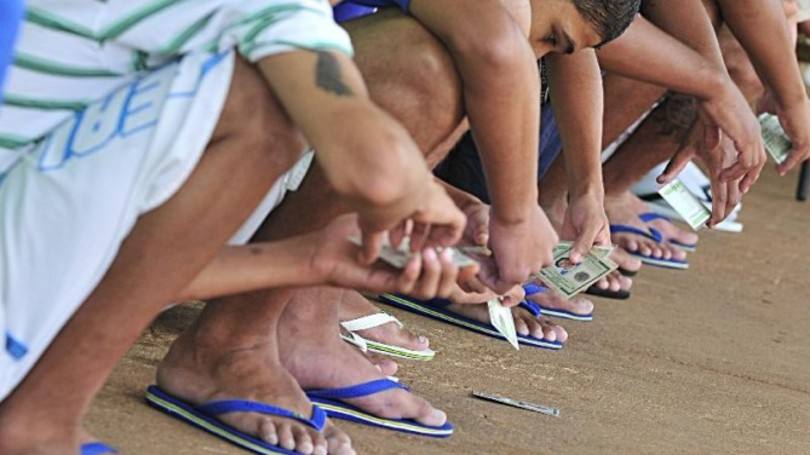 exame's tweet photo. 8 em cada 10 brasileiros querem redução da maioridade penal > http://t.co/8Jpi58PNQJ http://t.co/NItvrOb1sL