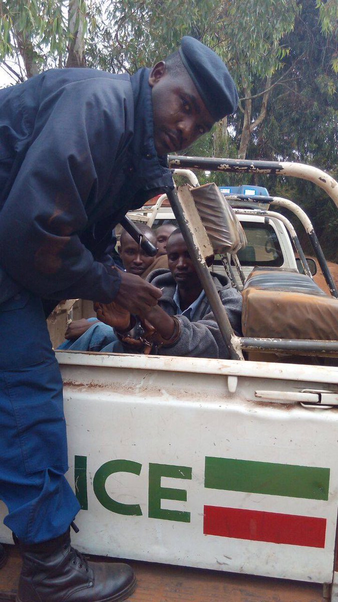 TEDDYMAZINA's tweet photo. #Burundielections2015 @BujumburaRural arrestations pendant manifs @Mayuyu 3 pers envoyées pour négocier  arrêtés. http://t.co/ajjoH7gEkx