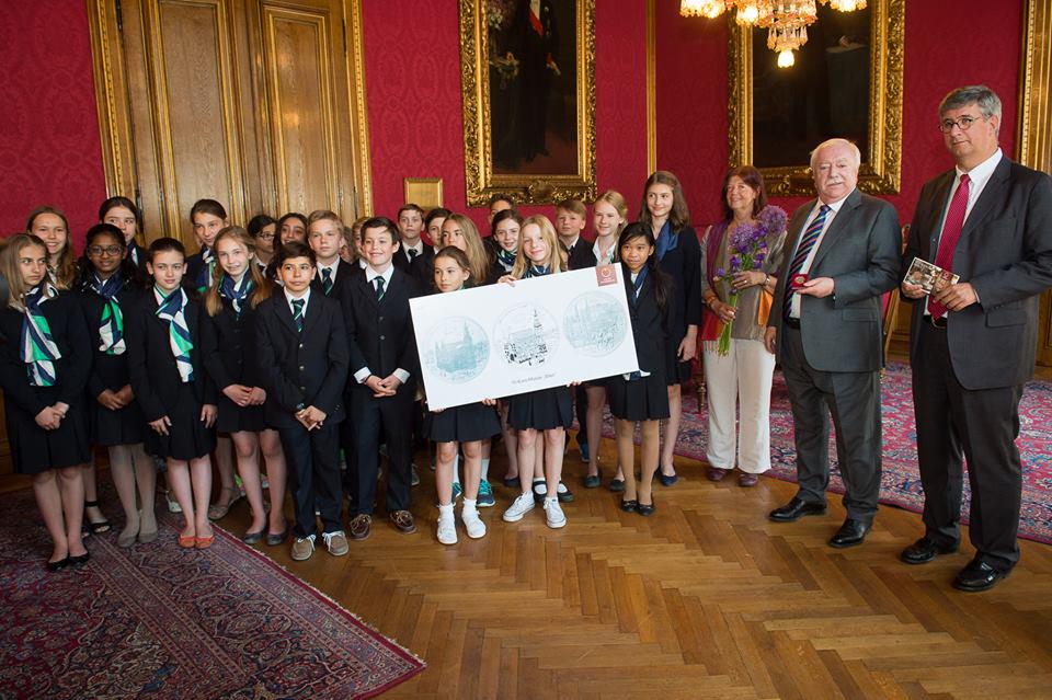 Austrian_Mint's tweet photo. Feierliche Übergabe der #10EuroMünze für #Wien mit Münze Österreich GD Starsich und BM Häupl https://t.co/fVD671JgJc http://t.co/In7VOP2N1n