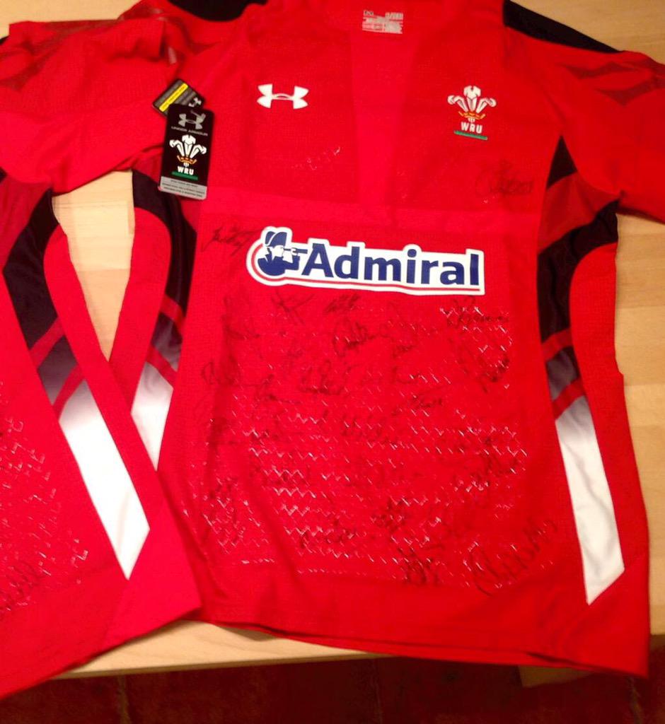 💥💥WE'RE GIVING AWAY THIS FULLY SIGNED WELSH JERSEY💥💥 JUST FOLLOW US & RETWEET AND YOUR ENTERED! ⚡️EASY PEASY⚡️DO IT!