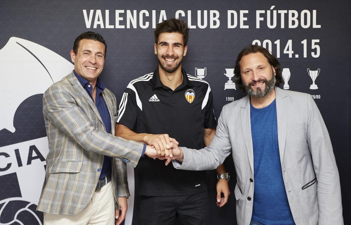 valenciacf_en's tweet photo. "I hope to repay the confidence placed in me with good football and good results" http://t.co/8O1w1ZPnhx #Andre2020 http://t.co/sonjC5Mtws