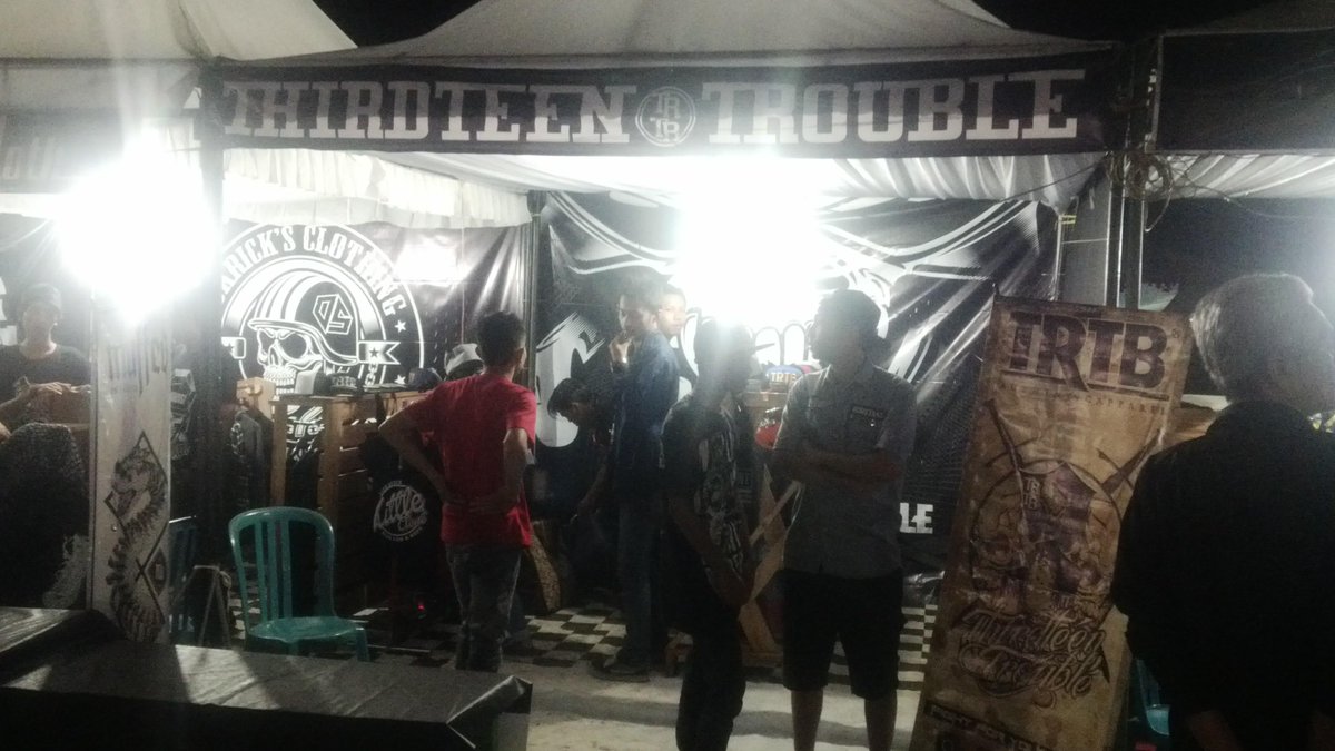 Nat_production's tweet photo. Serbuu thirdteen trouble juga kawan @MahasiswaUNEJ @mahasiswajatim @jembercoret http://t.co/DhlL79MiOZ