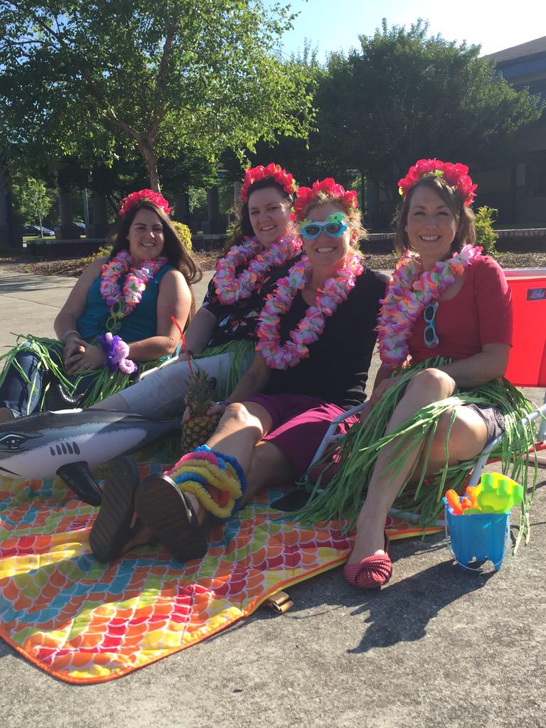 TBulris's tweet photo. This is how we do car rider drop off on the last day of school at HCE http://t.co/AnEgrlihAi