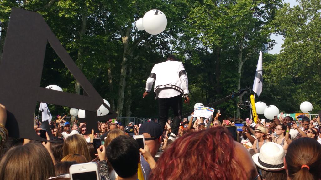GMA's tweet photo. YES! What a way to end it, @jasonderulo!
Who loved #DeruloGMA!? http://t.co/GocVzMwqJv
