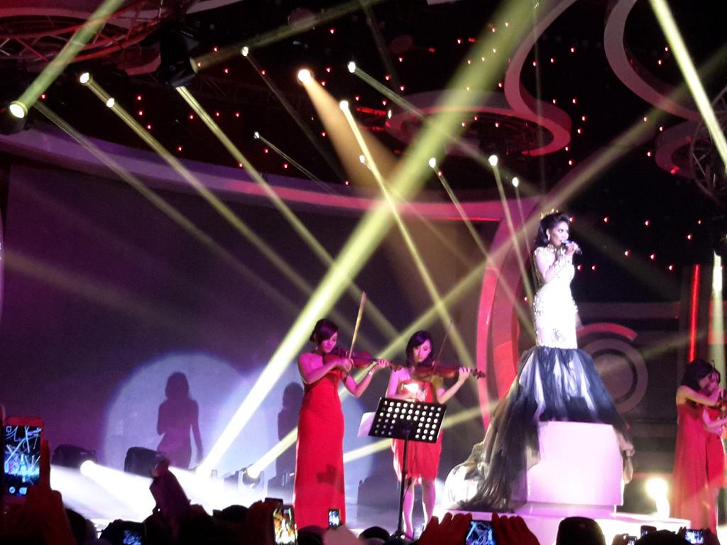 Indosiar's tweet photo. Dengan lagu yang sama, @DA2_Evi juga membawakan "Makan Darah" dipenampilan pertamanya. #GrandFinalDA2 http://t.co/e7Hq8ivLvg