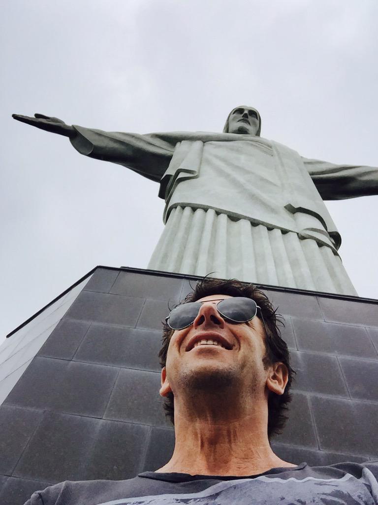 PatrickBruel's tweet photo. Corcovado dans la brume...;) http://t.co/szOhApwLB4