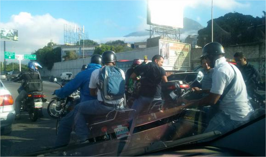 Vía <a href="/rasantanderl/">Ramón Santander</a> : <a href="/TraficoUN/">Tráfico ÚNoticias</a> Incidente con Motorizado aut FF sentido Centro Dist Macaracuay