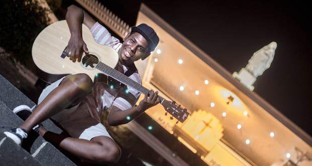 mallofmauritius's tweet photo. Come watch the live performance of Fabien Cornellius for #bagazik! http://t.co/8zr2yYF3bP
