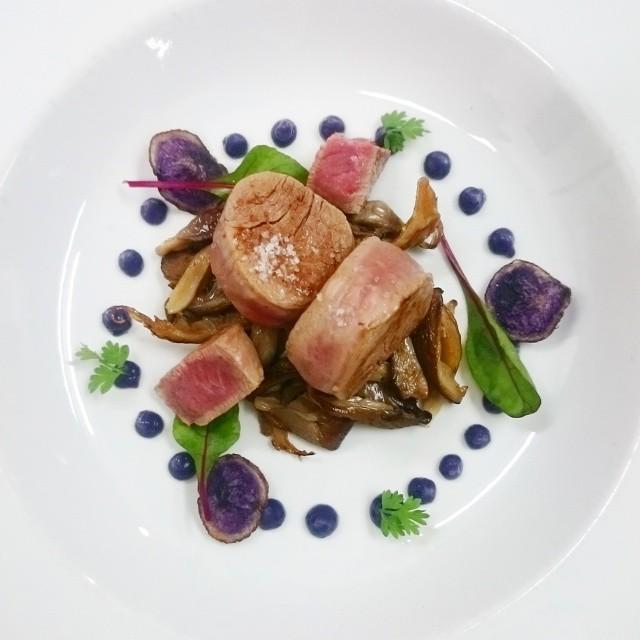 Bistronomique's tweet photo. Pour #foodfriday c'est pas mal ça. #menubistronomique #foodfriday #grenadin #veau #pommedeterrevitelotte #Toulouse http://t.co/AuR543dJow