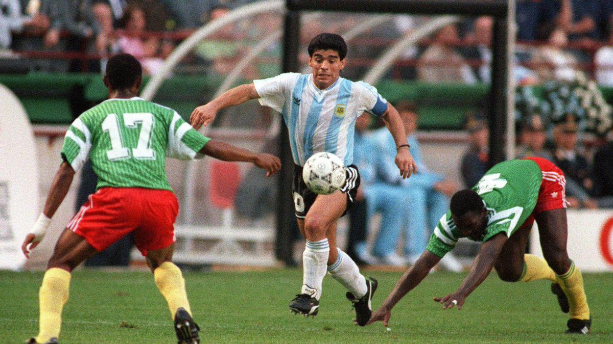 MaradonaPICS's tweet photo. en el medio de tantas patadas, Diego intentaba jugar al fútbol. No pudo. #Italia90 http://t.co/ajWinBKa9B