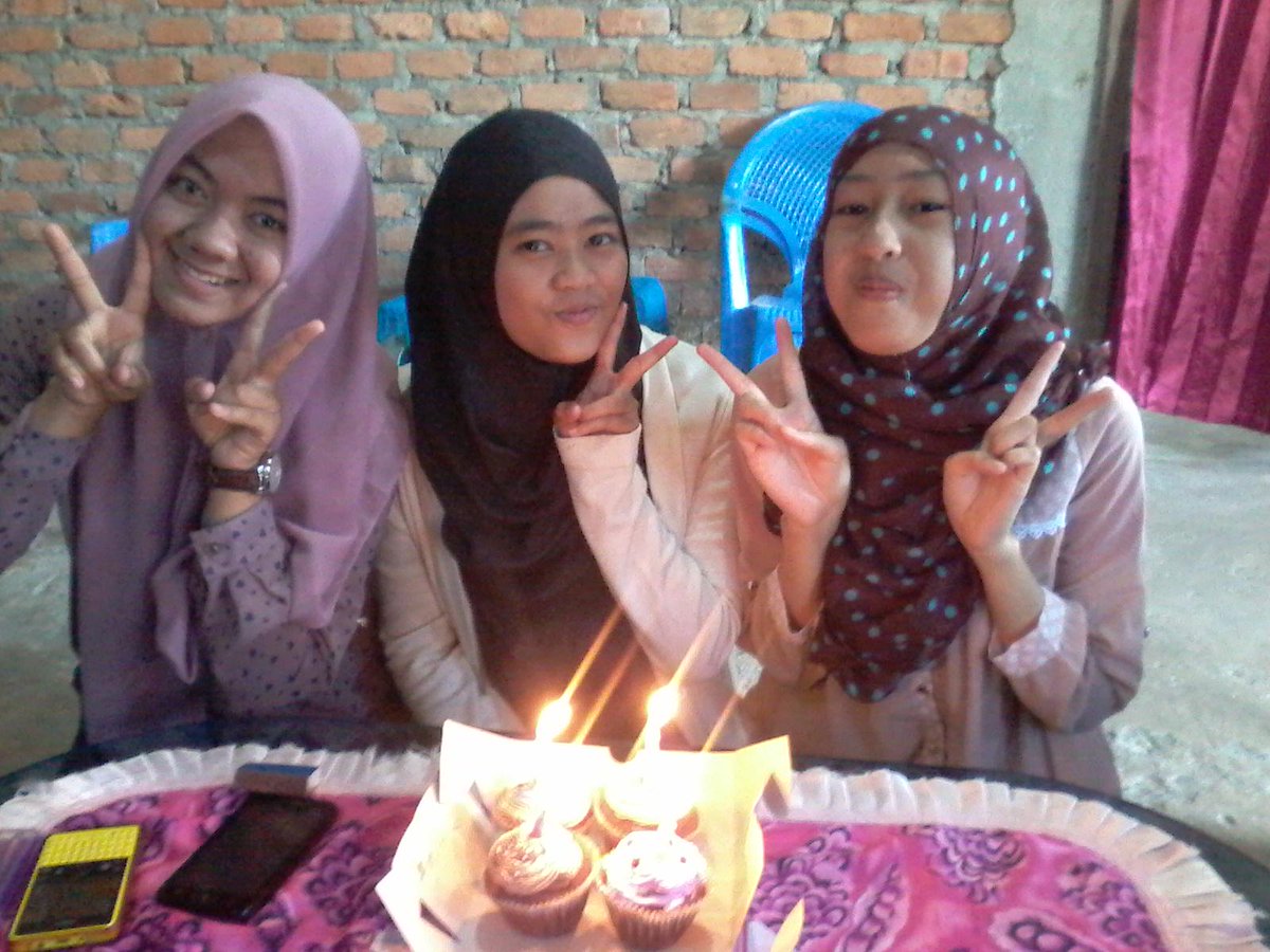 DepiApriliany's tweet photo. with them... http://t.co/GNMhEWWZAL