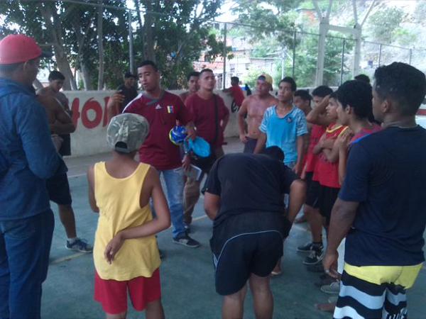 INJUDEG's tweet photo. #JuventudGuanta Profundiza el deporte en los Distintos sectores de #LaGuantaNueva @pinfantepsuv @psuvaristobulo http://t.co/6OKKZ2Unrz