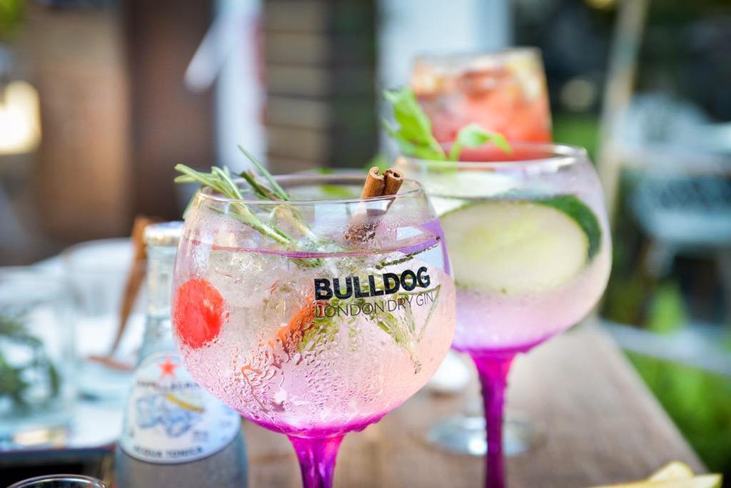 9Nokao's tweet photo. 32° Grados ¡ QUE CALOR ! ¿ Y si despedimos la semana con un buen Gin Tonic ? Abrimos a partir de las 19:00h! http://t.co/b6WqUgvFnh