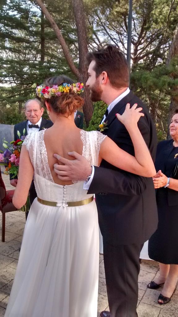 ClaudiiaNavas's tweet photo. ¡Vivan los novios! #EduyAriWeddingFest http://t.co/wM04dWc8f7