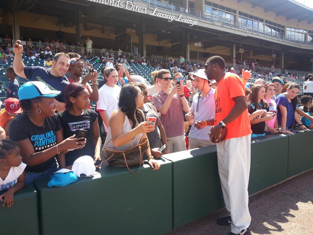 Charlotte Knights on X: .@RandyMoss taking photos and signing autographs  for fans! #KickItWithCam at BB&T Ballpark!  / X