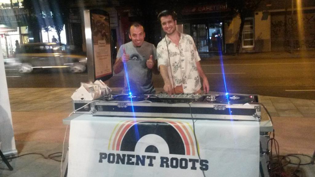 magielapelos's tweet photo. Engaaa! @ponentroots posant bona música a la #NitOberta15 @ZonaAltaLleida http://t.co/nJzfKKYKds