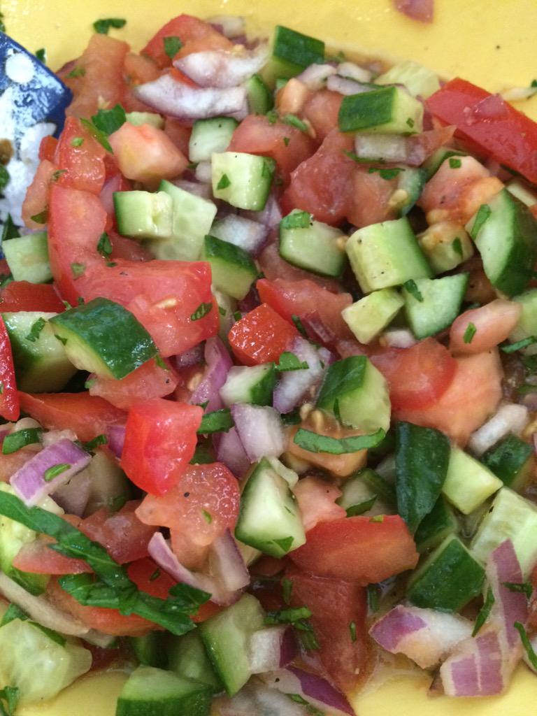 afoodiecom's tweet photo. A healthy lunch for the kiddos #fridaylunch http://t.co/av90998kmw