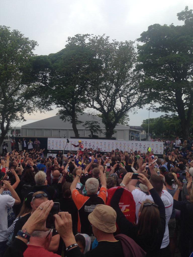 Cheers all round for the legend! <a href="/jm130tt/">John McGuinness MBE</a> winning the senior in style <a href="/iom_tt/">Isle of Man TT</a> #kingofthemountain #standingovation