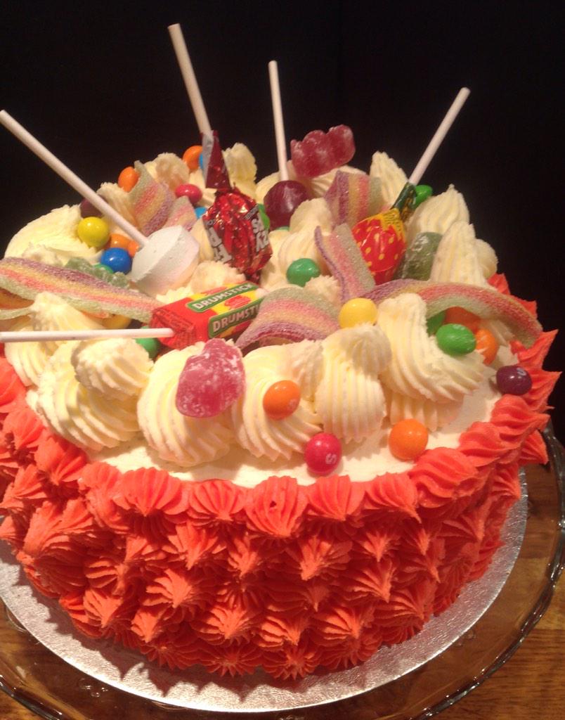 TwithTom's tweet photo. Piñata Piñata http://t.co/OW91YumcSy