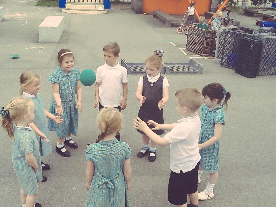 SVPEYFS's tweet photo. The children played a fantastic game of catch in a group today #turn taking #numbercounting #handandeyecoordination http://t.co/CPmBClyljz